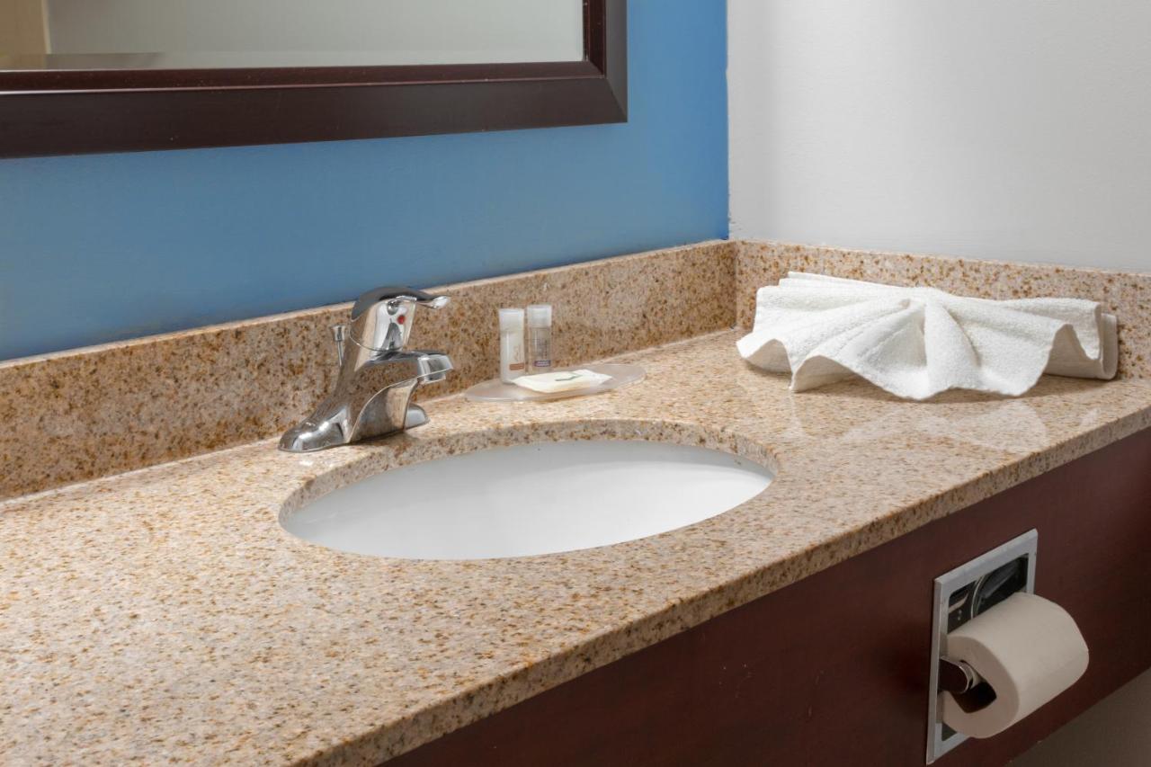 Premier Inn & Suites - Downtown Hamilton Luaran gambar