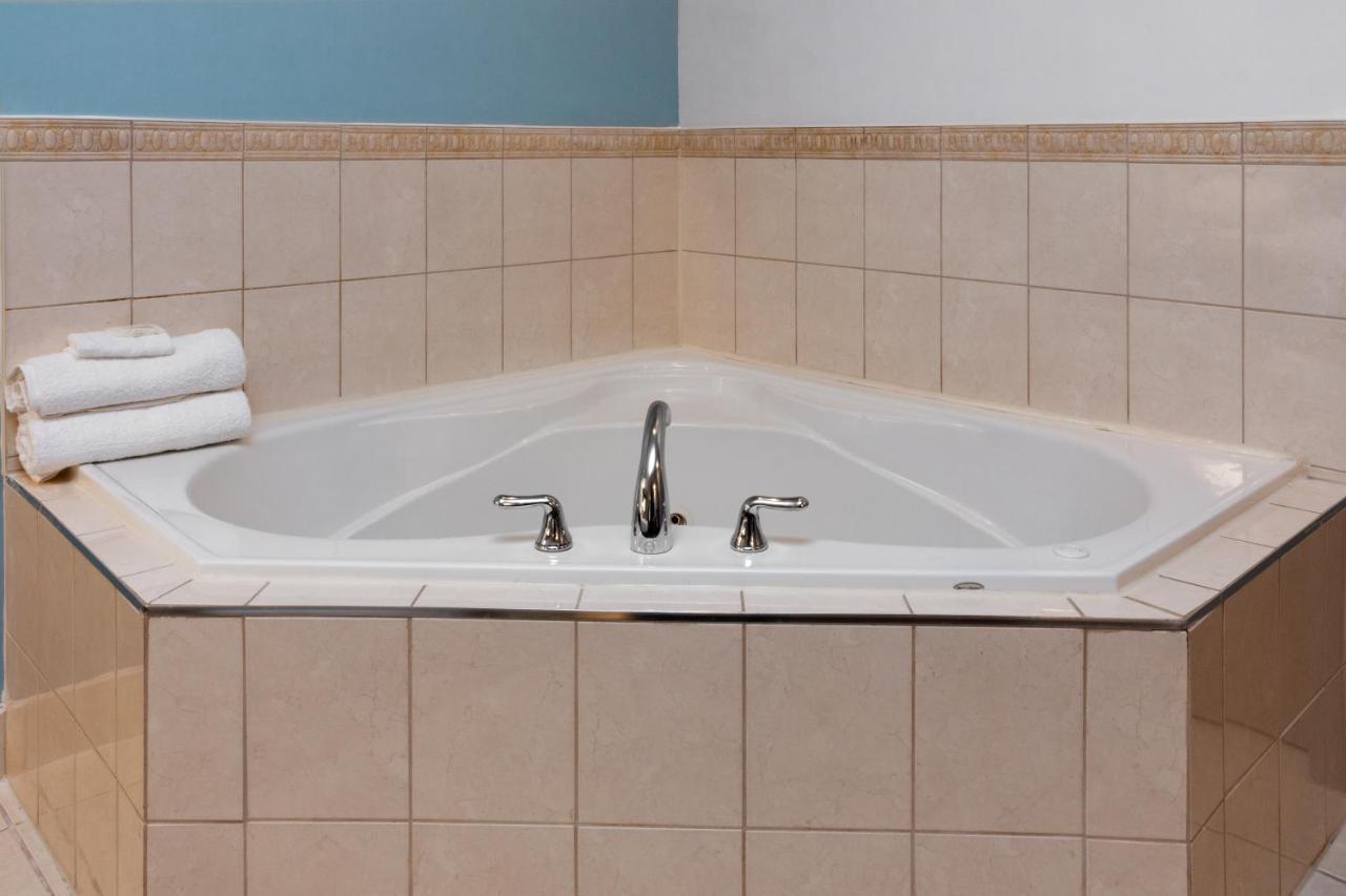 Premier Inn & Suites - Downtown Hamilton Luaran gambar